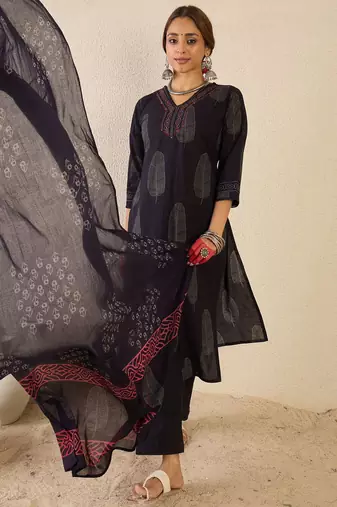 Women Printed Pure Cotton Kurta with Trousers & With Dupatta