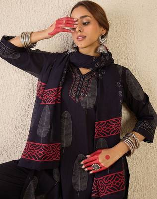 Women Printed  Cotton Kurta with Trousers & With Dupatta 7