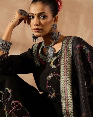Women Floral Embroidered Regular Thread Work Kurta with Trousers & With Dupatta 2