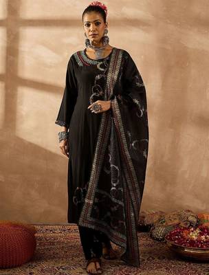 Women Floral Embroidered Regular Thread Work Kurta with Trousers & With Dupatta 1
