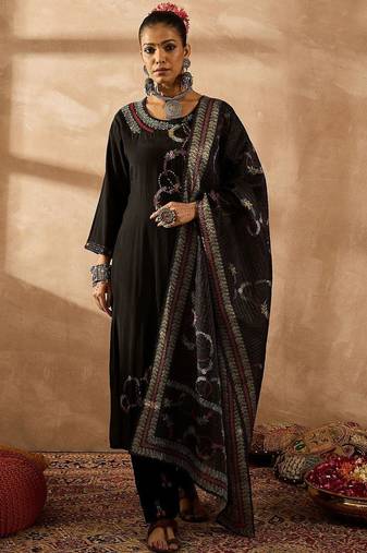 Women Floral Embroidered Regular Thread Work Kurta with Trousers & With Dupatta