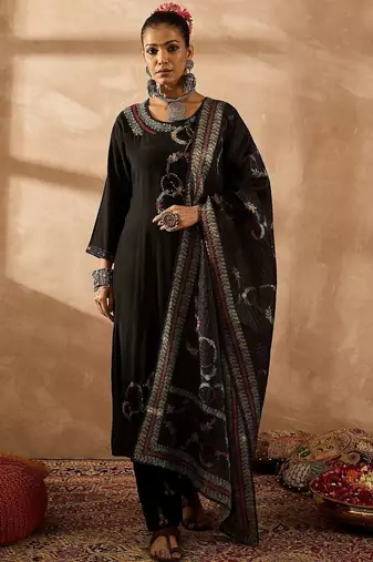Women Floral Embroidered Regular Thread Work Kurta with Trousers & With Dupatta
