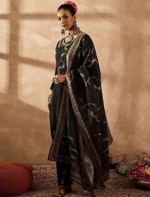 Women Floral Embroidered Regular Thread Work Kurta with Trousers & With Dupatta 3