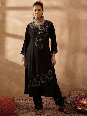 Women Floral Embroidered Regular Thread Work Kurta with Trousers & With Dupatta 5