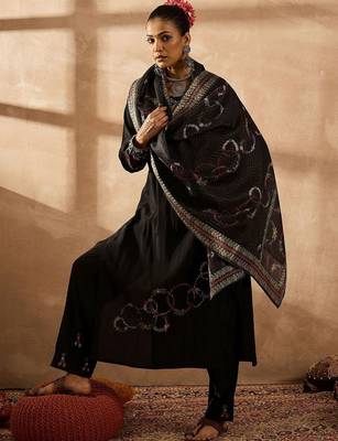 Women Floral Embroidered Regular Thread Work Kurta with Trousers & With Dupatta 6