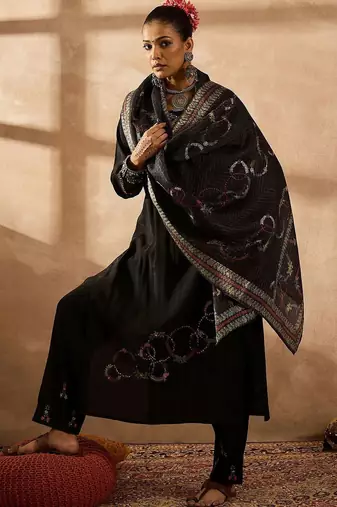 Women Floral Embroidered Regular Thread Work Kurta with Trousers & With Dupatta