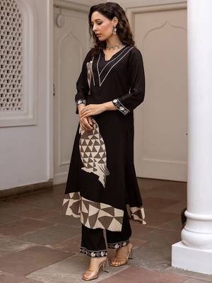 Printed V Neck Straight Kurta & Trousers 3