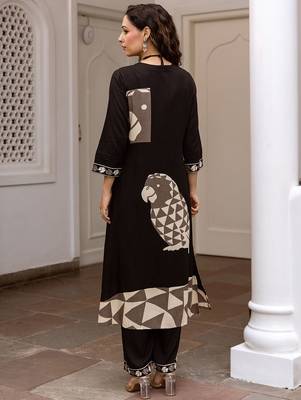 Printed V Neck Straight Kurta & Trousers 4