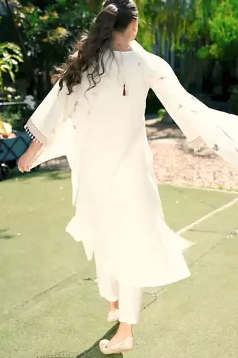 Women Floral Embroidered Regular Kurta with Trousers & With Dupatta