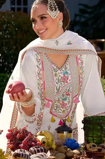 Women Floral Embroidered Regular Kurta with Trousers & With Dupatta