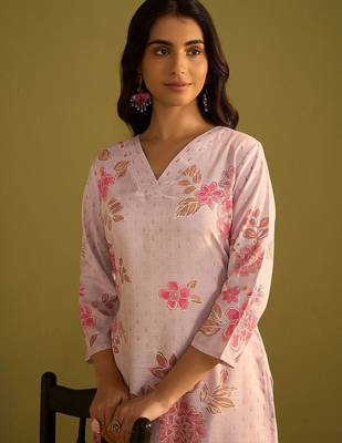 Floral Printed V-Neck Straight Kurta With Trousers 2