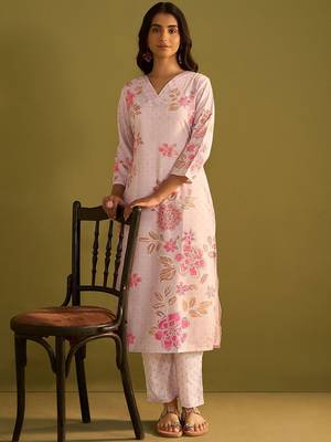 Floral Printed V-Neck Straight Kurta With Trousers 6