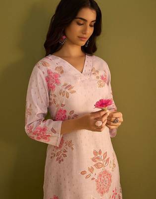 Floral Printed V-Neck Straight Kurta With Trousers 7