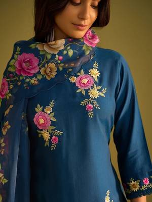 Women Floral Embroidered Regular Thread Work Kurta with Trousers & With Dupatta 2