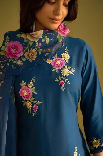 Women Floral Embroidered Regular Thread Work Kurta with Trousers & With Dupatta