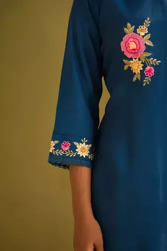 Women Floral Embroidered Regular Thread Work Kurta with Trousers & With Dupatta