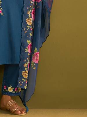 Women Floral Embroidered Regular Thread Work Kurta with Trousers & With Dupatta 6
