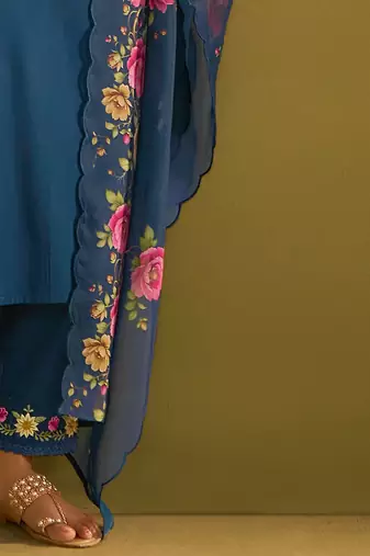 Women Floral Embroidered Regular Thread Work Kurta with Trousers & With Dupatta