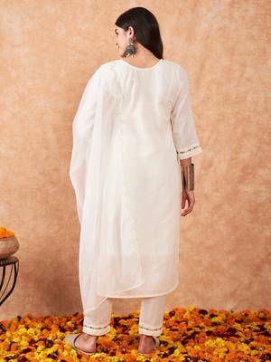 Women Floral Embroidered Regular Thread Work  Cotton Kurta with Trousers & With Dupatta 3