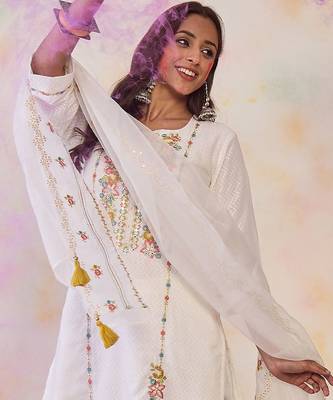 Women Floral Embroidered Regular Thread Work  Cotton Kurta with Trousers & With Dupatta 5