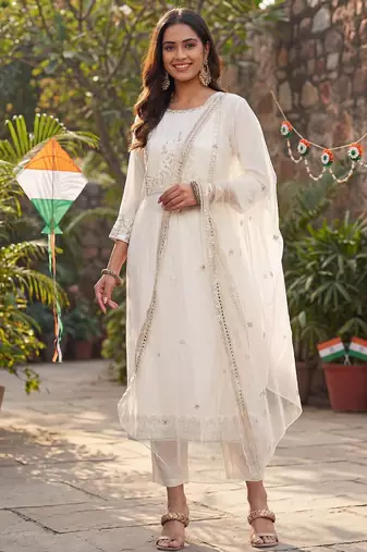 Women Floral Embroidered Regular Kurta with Trousers & With Dupatta