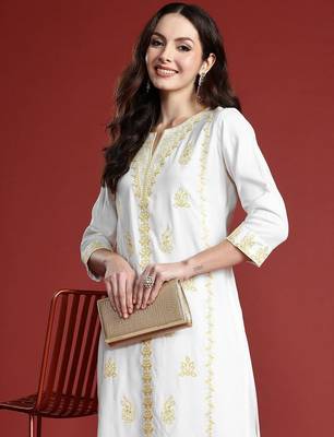 Women Floral Embroidered Thread Work Kurta with Trousers 2