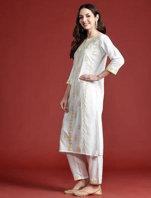 Women Floral Embroidered Thread Work Kurta with Trousers 5