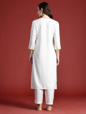 Women Floral Embroidered Thread Work Kurta with Trousers 6