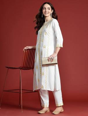 Women Floral Embroidered Thread Work Kurta with Trousers 7