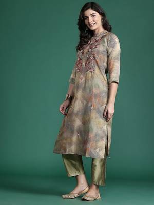 Floral Printed Thread Work Chanderi Silk Kurta with Trousers & With Dupatta 6