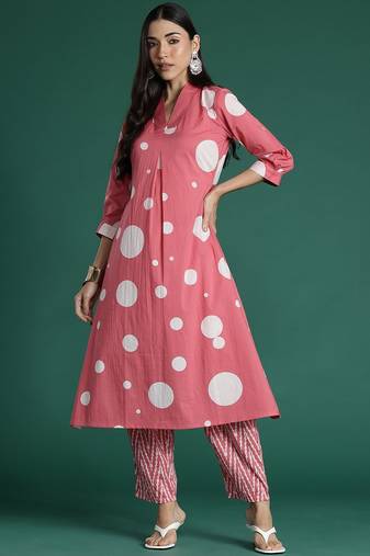 Women Printed Pleated Pure Cotton Kurta with Trousers