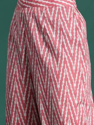 Women Printed Pleated Pure Cotton Kurta with Trousers 3
