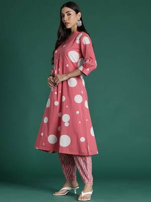 Women Printed Pleated Pure Cotton Kurta with Trousers 4
