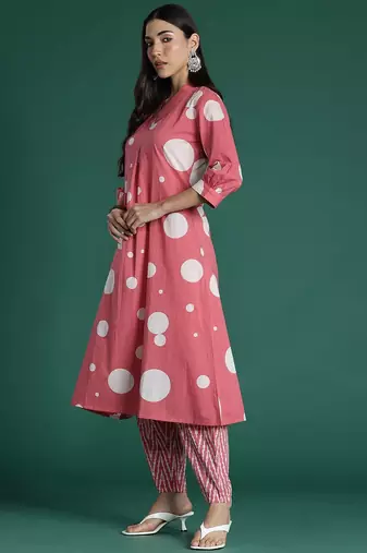 Women Printed Pleated Pure Cotton Kurta with Trousers