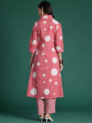 Women Printed Pleated Pure Cotton Kurta with Trousers 5