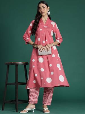 Women Printed Pleated Pure Cotton Kurta with Trousers 6