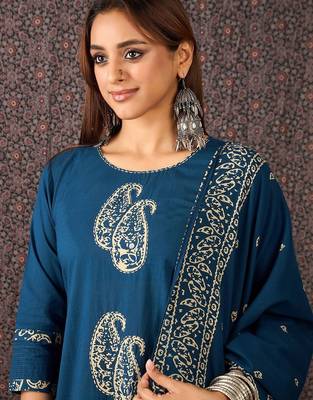 Paisley Printed Round Neck Thread Work Pure Cotton Kurta & Trousers With Dupatta 2