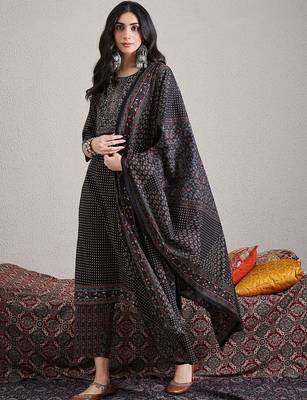 Ethnic Motifs Yoke Design  Cotton Straight Kurta & Trousers With Dupatta 4