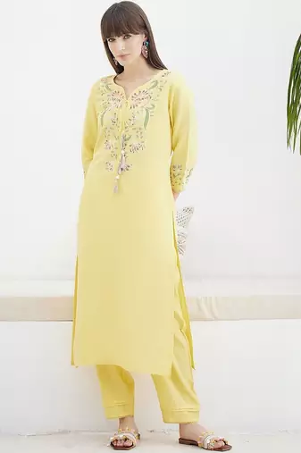 Women Floral Embroidered Regular Thread Work Kurta with Trousers & With Dupatta
