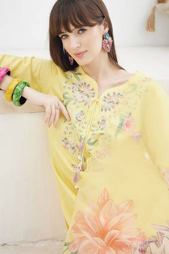 Women Floral Embroidered Regular Thread Work Kurta with Trousers & With Dupatta