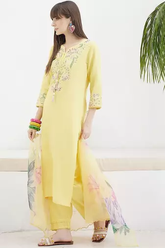Women Floral Embroidered Regular Thread Work Kurta with Trousers & With Dupatta