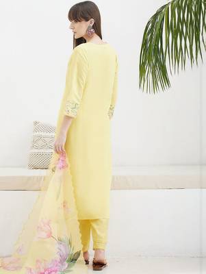 Women Floral Embroidered Regular Thread Work Kurta with Trousers & With Dupatta 5