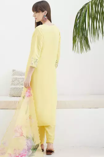 Women Floral Embroidered Regular Thread Work Kurta with Trousers & With Dupatta