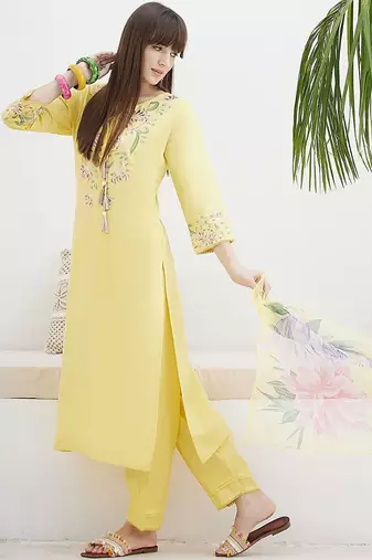 Women Floral Embroidered Regular Thread Work Kurta with Trousers & With Dupatta
