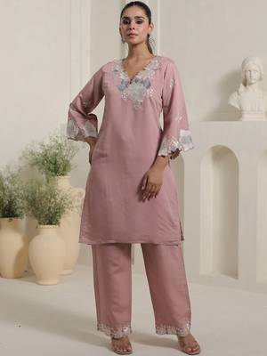 Floral Yoke Design V-Neck Thread Work Straight Kurta & Trousers 1