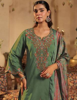 Women Ethnic Motifs Printed Kurta with Trouser & Dupatta 3