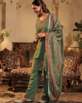 Women Ethnic Motifs Printed Kurta with Trouser & Dupatta 4