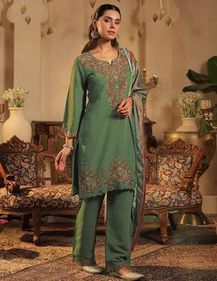 Women Ethnic Motifs Printed Kurta with Trouser & Dupatta 6