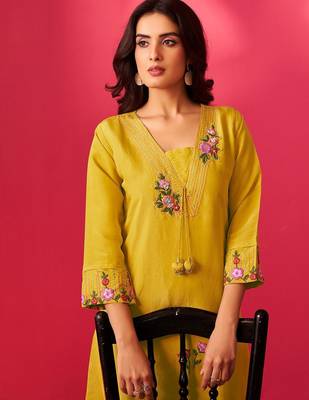 Women Floral Embroidered Kurta with Trousers 2