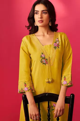 Women Floral Embroidered Kurta with Trousers